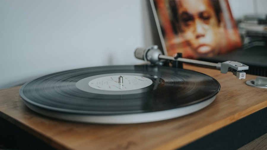 how-to-start-a-two-channel-audio-system-at-home-1