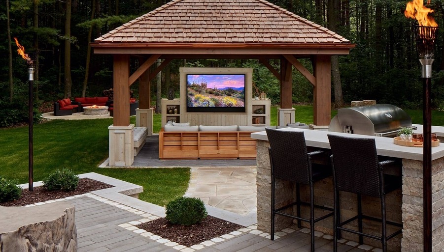 what-television-is-best-for-my-outdoor-entertainment-space_4a4c76295c89668556fd70d71802819e